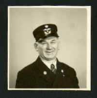 Farfar Emil Johan Antonius Thomsen i DSB uniform.jpg (24669 byte)