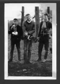 Fra venstre John, Carsten og Ole i Hareskoven..jpg (48765 byte)