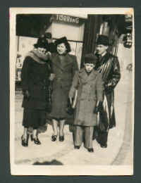 Mormor Agnes og Mor sammen med sin kusines to drenge Ib og Tom Christiansen.jpg (52397 byte)
