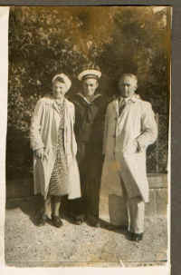 Farmor,Farfar-og-Far-Hojbje.jpg (40650 byte)