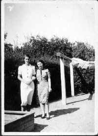 Mor-og-hendes-kusine-Jytte-.jpg (49144 byte)