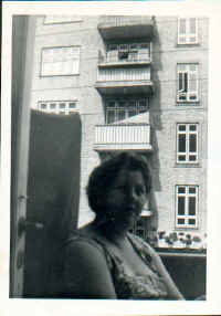 Mor-paa-altanen-aakjaers-Al.jpg (30777 byte)